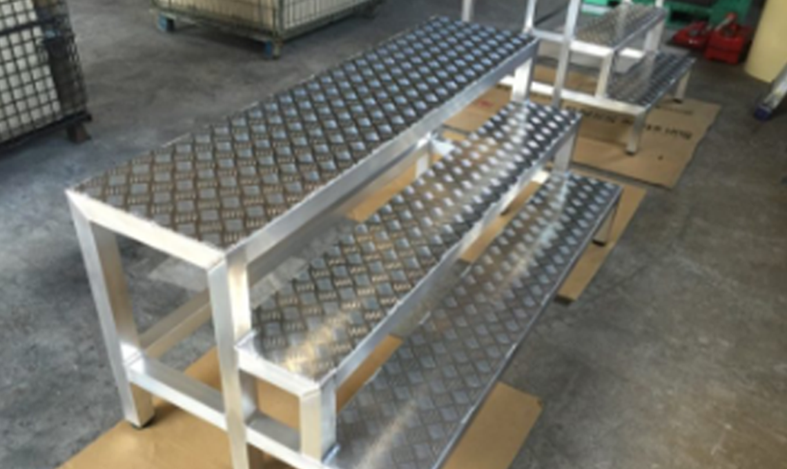 オーダーメイド アルミ階段 写真